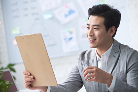 青年商务男人在办公图片