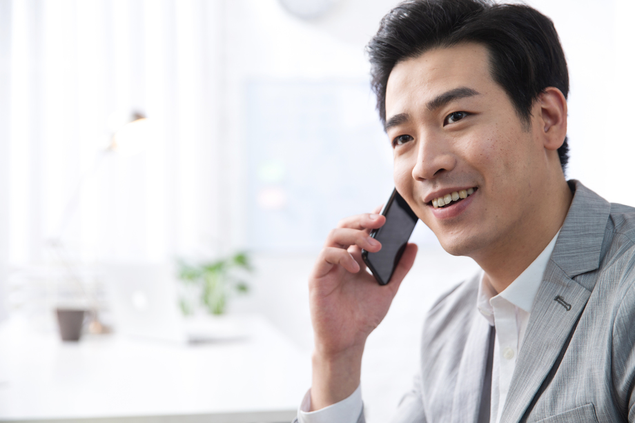 青年商务男人打电话