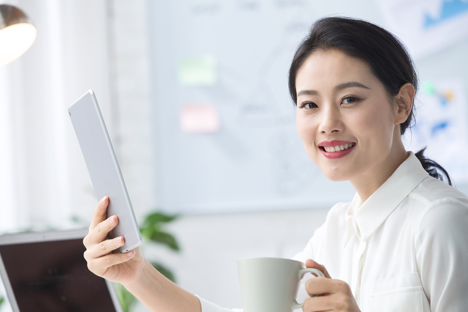 青年商务女人使用平板电脑办公