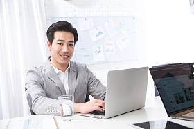 青年商务男女在办公照片