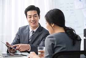 青年商务男女在办公照片
