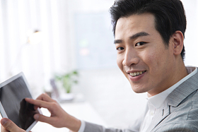 青年商务男人拿着平板电脑办公