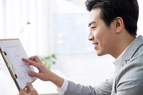 青年商务男人在办公图片