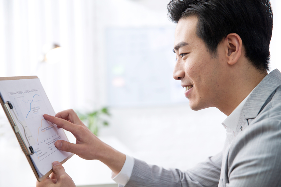 青年商务男人在办公图片