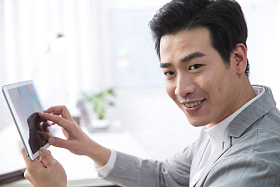 青年商务男人拿着平板电脑办公