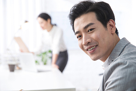 青年商务男女在办公照片