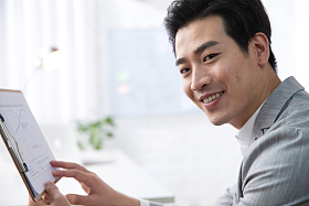 青年商务男人在办公照片