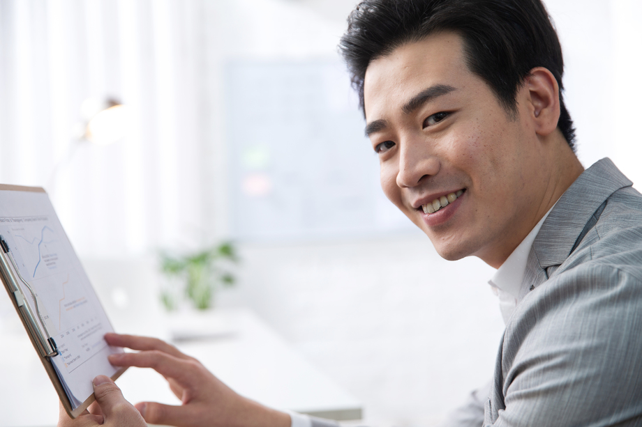 青年商务男人在办公照片