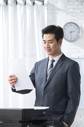 青年商务男人在办公照片