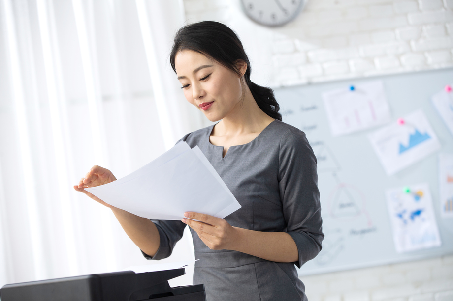 青年商务女人在办公照片