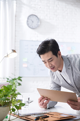 青年商务男人在办公图片