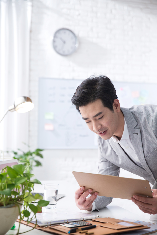 青年商务男人在办公图片