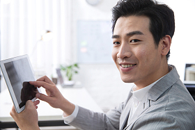 青年商务男人拿着平板电脑办公