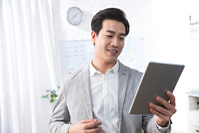 青年商务男人拿着平板电脑办公