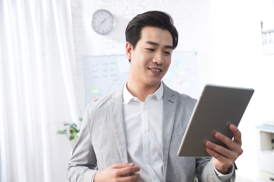 青年商务男人拿着平板电脑办公 青年商务男人拿着平板电脑办公