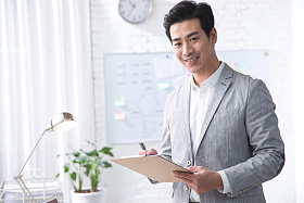 青年商务男人在办公图片