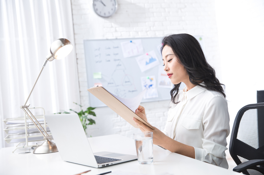 青年商务女人在办公照片