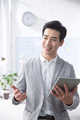 青年商务男人拿着平板电脑办公
