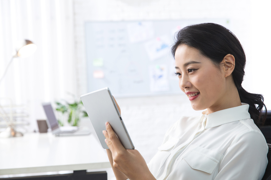 青年商务女人使用平板电脑办公