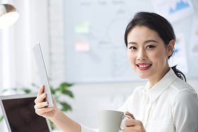 青年商务女人使用平板电脑办公