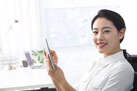 青年商务女人使用平板电脑办公