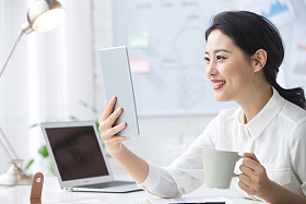 青年商务女人使用平板电脑办公