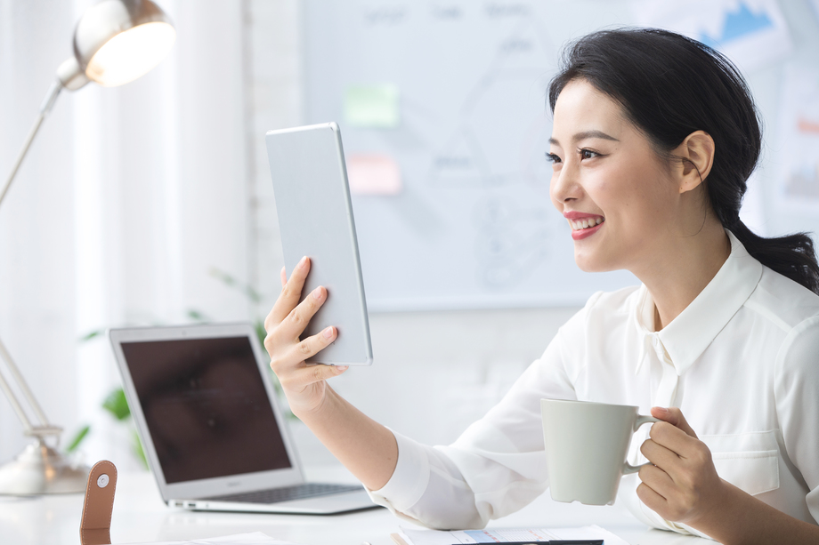 青年商务女人使用平板电脑办公 青年商务女人使用平板电脑办公