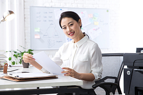 青年商务女人在办公照片