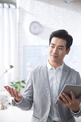 青年商务男人拿着平板电脑办公