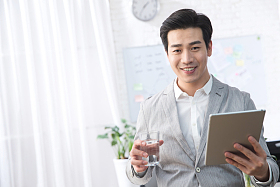 青年商务男人拿着平板电脑办公