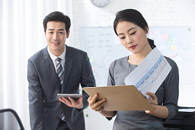 青年商务男女在办公照片