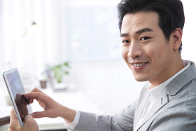 青年商务男人拿着平板电脑办公