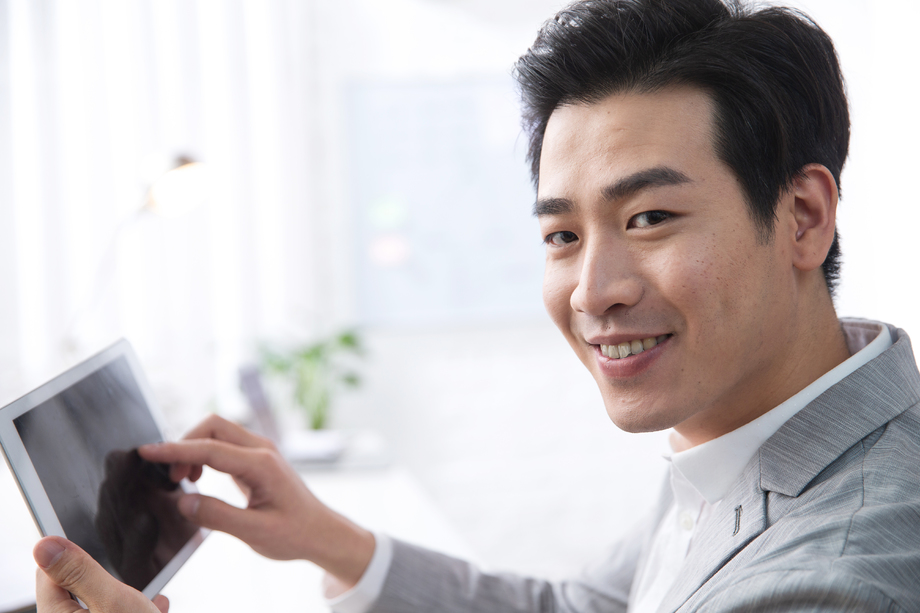 青年商务男人拿着平板电脑办公