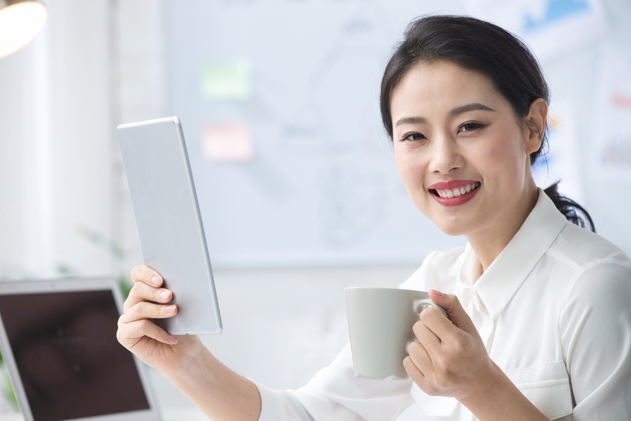 青年商务女人使用平板电脑办公