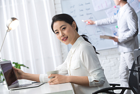 青年商务男女在办公照片