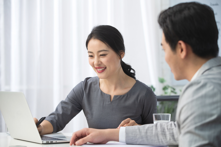 青年商务男女在办公照片