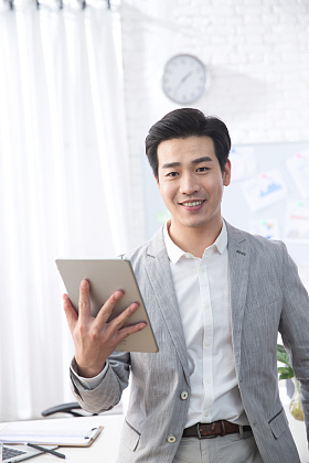 青年商务男人拿着平板电脑办公