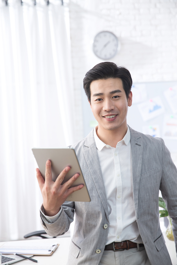 青年商务男人拿着平板电脑办公
