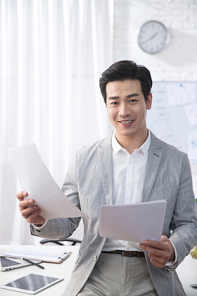 青年商务男人在办公照片