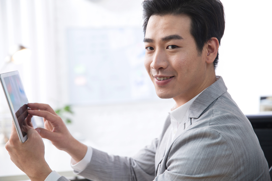 青年商务男人拿着平板电脑办公