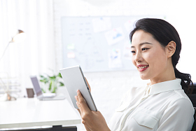 青年商务女人使用平板电脑办公