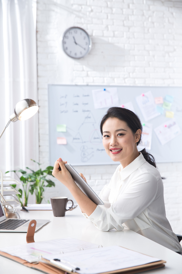 青年商务女人使用平板电脑办公 青年商务女人使用平板电脑办公