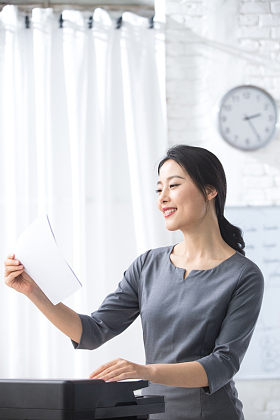 青年商务女人在办公照片