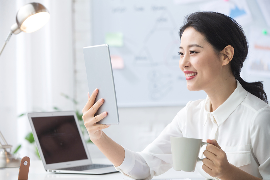 青年商务女人使用平板电脑办公 青年商务女人使用平板电脑办公