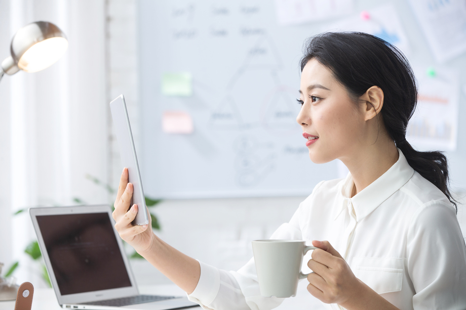 青年商务女人使用平板电脑办公 青年商务女人使用平板电脑办公