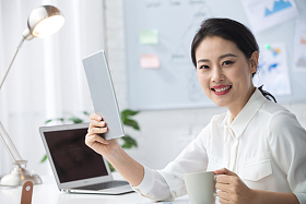 青年商务女人使用平板电脑办公