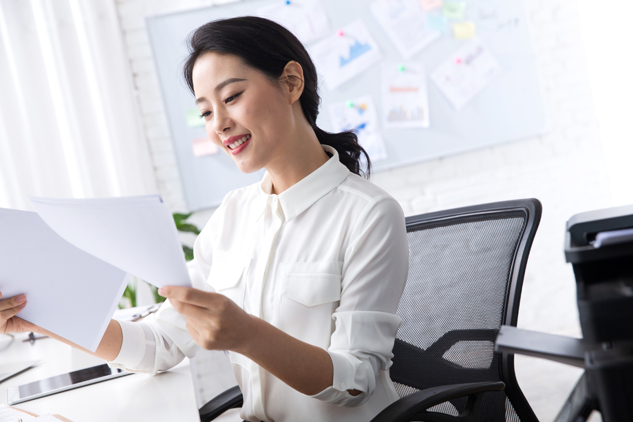 青年商务女人在办公照片