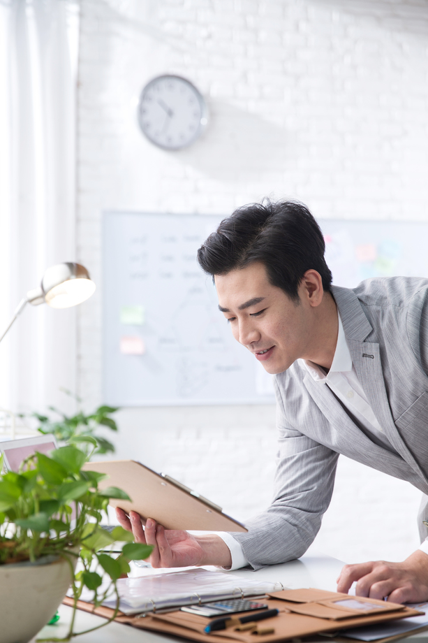 青年商务男人在办公图片 青年商务男人在办公图片