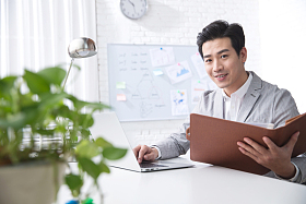 青年商务男人在办公图片