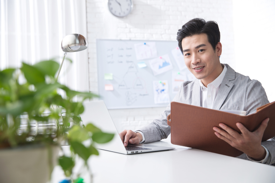 青年商务男人在办公图片 青年商务男人在办公图片